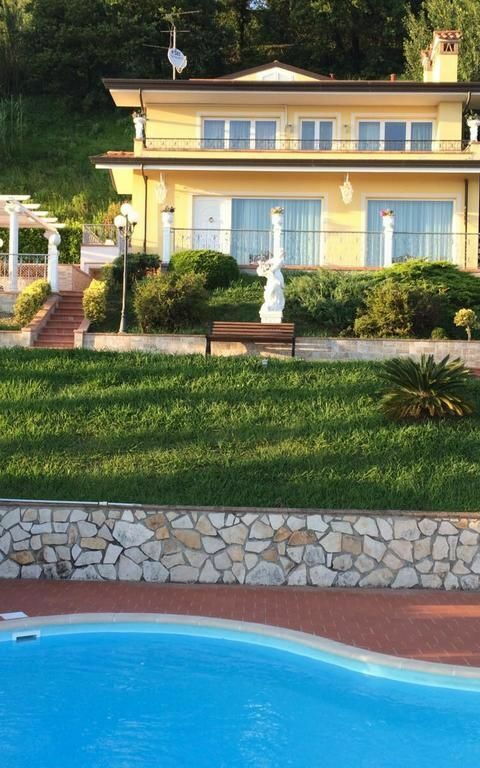 Villa Sophia: slå samman, Utomhus