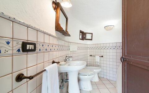 Semesterboende Tia Pool: Badrum