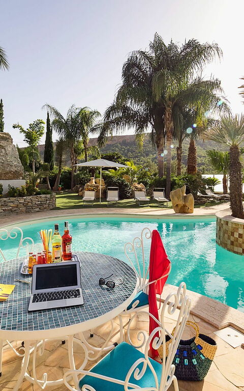 Villa Agorà: slå samman, Utomhus