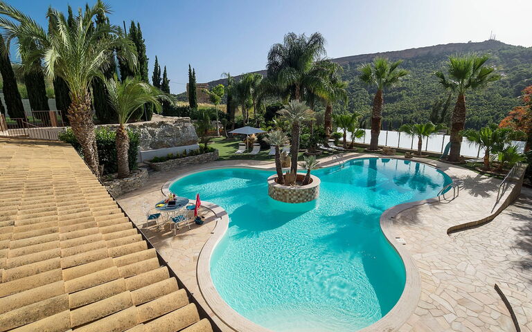 Villa Agorà: slå samman, Utomhus