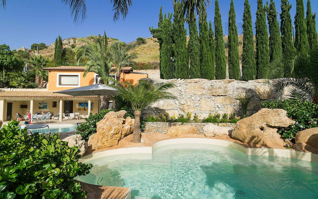 Villa Agorà: slå samman, Trädgård