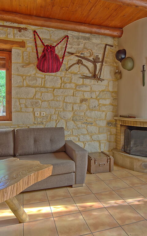 Villa Vrisses: Lunchrum, Vardagsrum