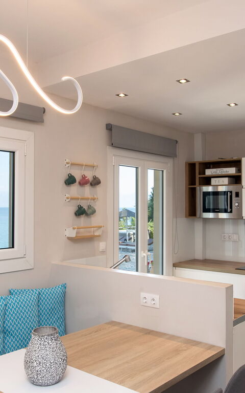 Beachfront Villa Seasun: Kök, Lunchrum