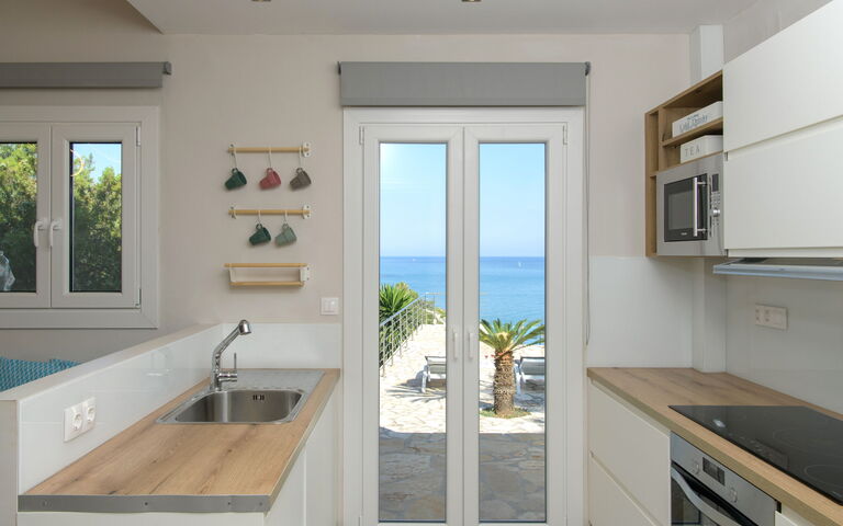 Beachfront Villa Seasun: Kök, Lunchrum