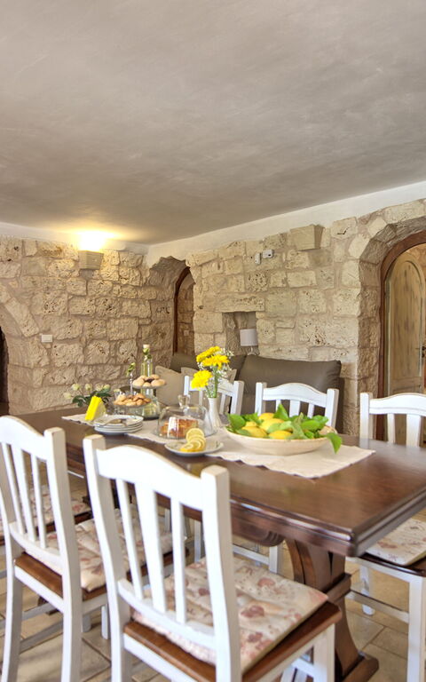 Trullo Santo Stefano: Kök, Lunchrum, Vardagsrum