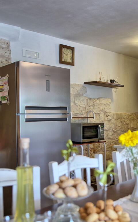 Trullo Santo Stefano: Kök, Lunchrum, Vardagsrum