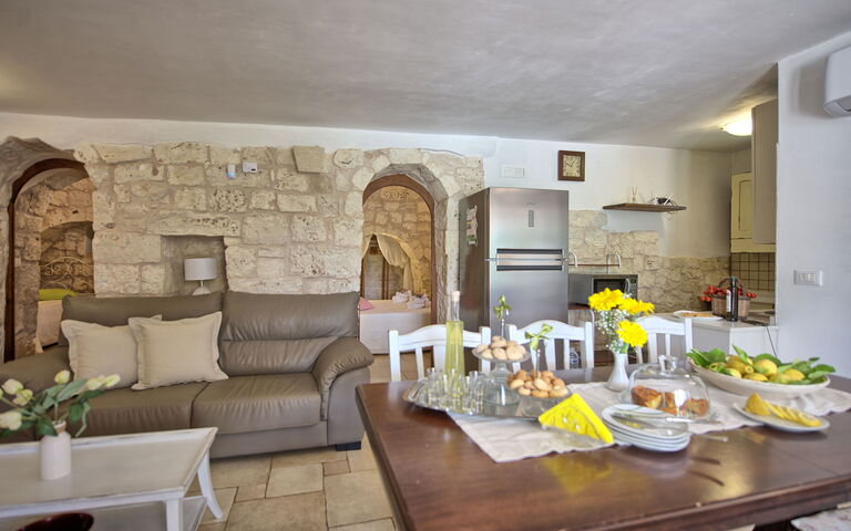 Trullo Santo Stefano: Kök, Lunchrum, Vardagsrum