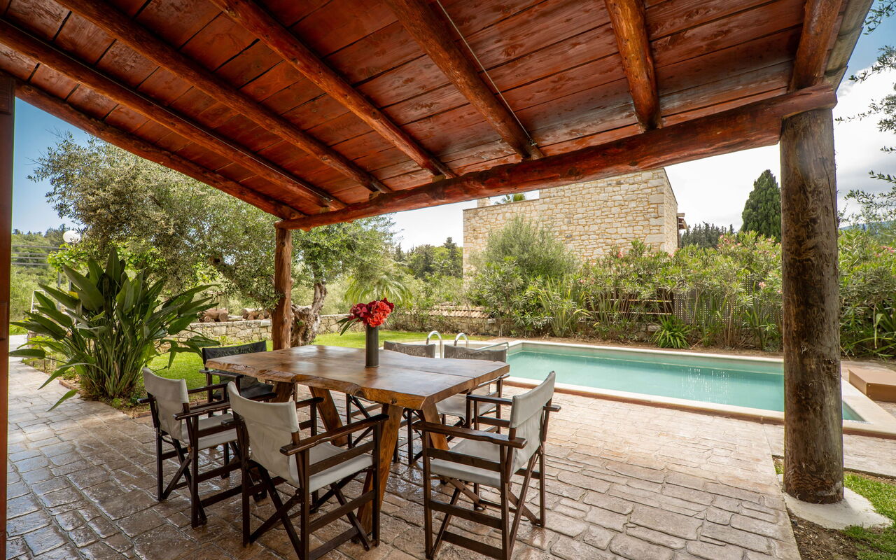 Villa Nipos: slå samman, Utomhus