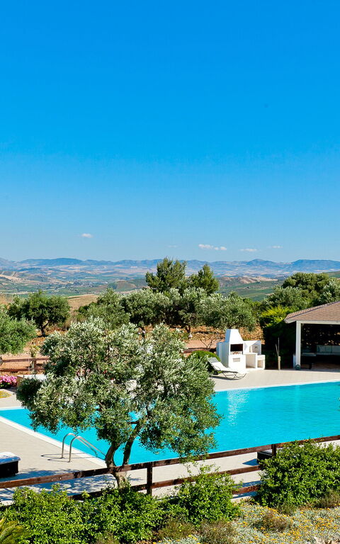 Tenutersa: Exteriör, slå samman, Utomhus