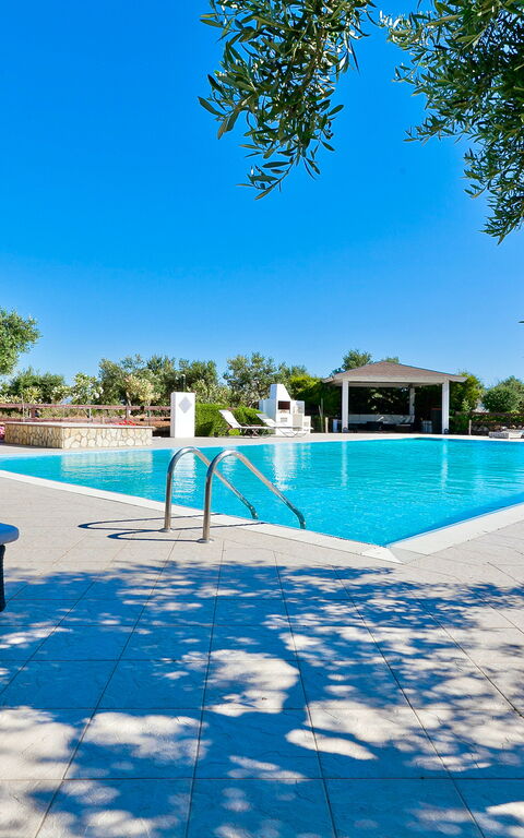 Tenutersa: Exteriör, slå samman, Utomhus