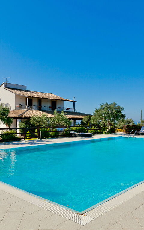 Tenutersa: Exteriör, slå samman, Utomhus