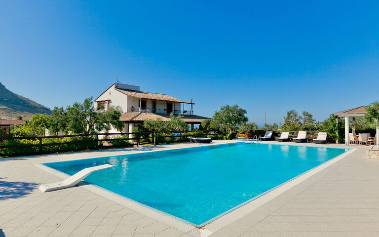 Tenutersa: Exteriör, slå samman, Utomhus