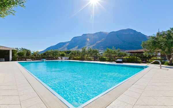 Tenutersa: Exteriör, slå samman, Utomhus