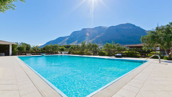 Tenutersa: Exteriör, slå samman, Utomhus