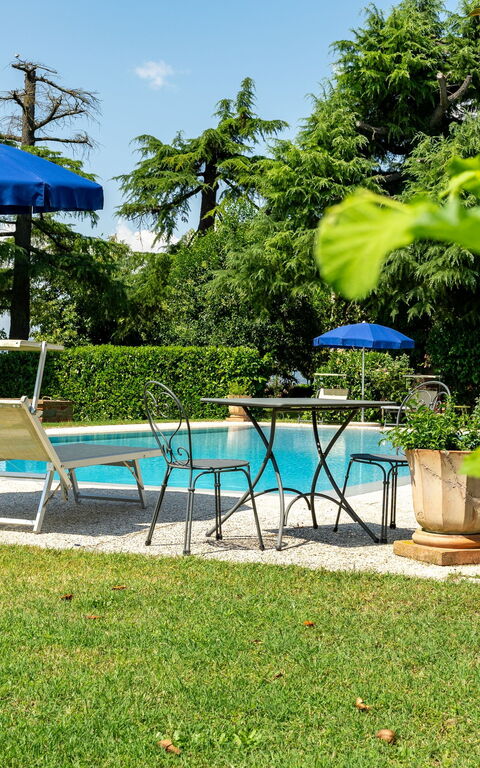 Casale Miro: Exteriör, slå samman, Utomhus