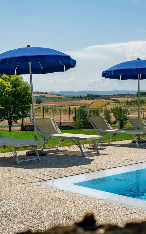 Casale Miro: Exteriör, slå samman, Utomhus