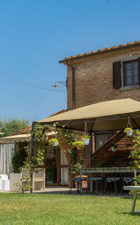 Casale Miro: Exteriör, slå samman, Utomhus