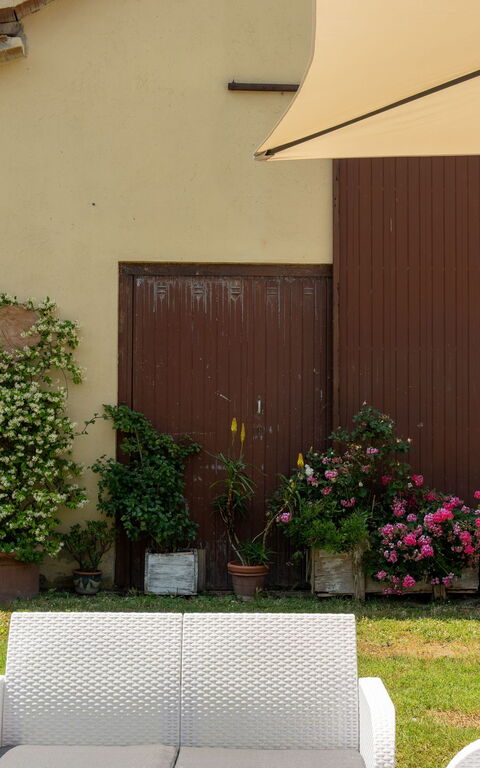 Casale Miro: Exteriör, slå samman, Utomhus