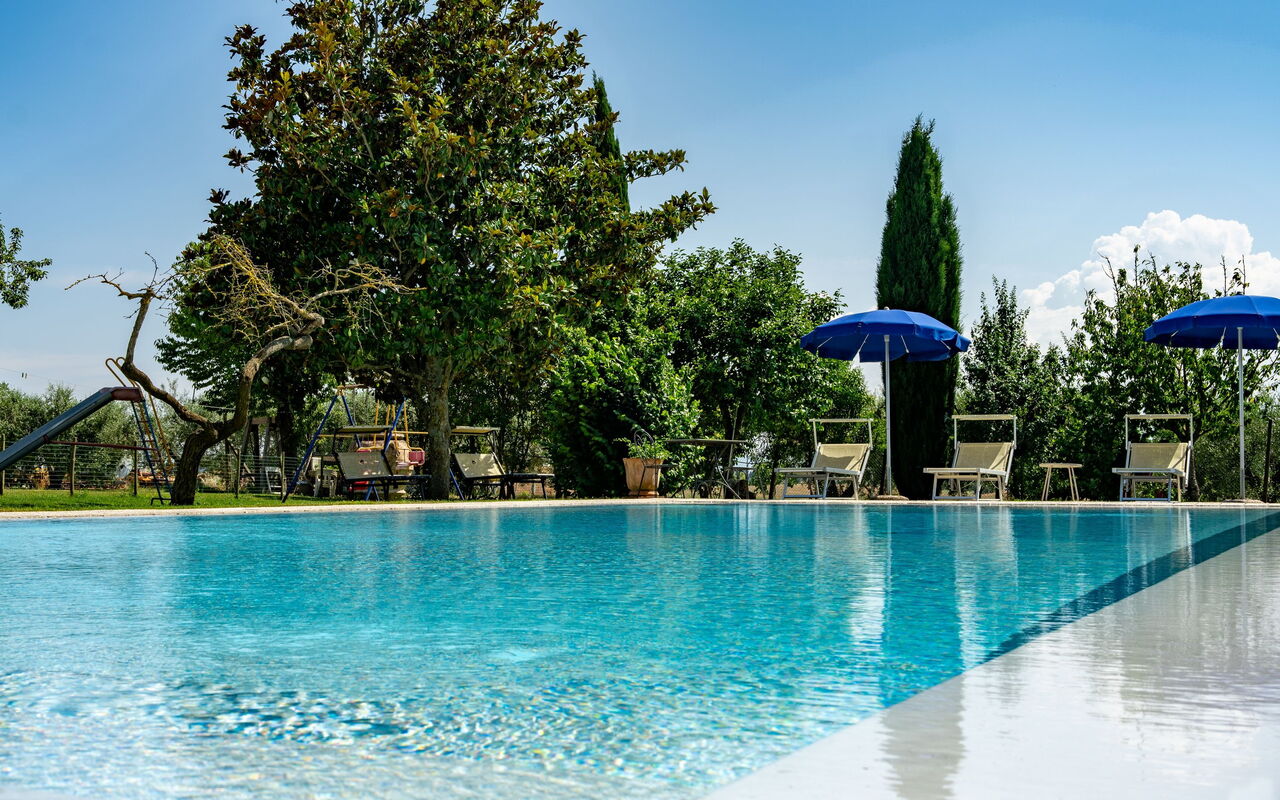 Casale Miro: Exteriör, slå samman, Utomhus