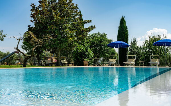 Casale Miro: Exteriör, slå samman, Utomhus