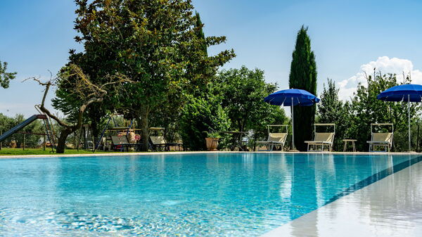 Casale Miro: Exteriör, slå samman, Utomhus