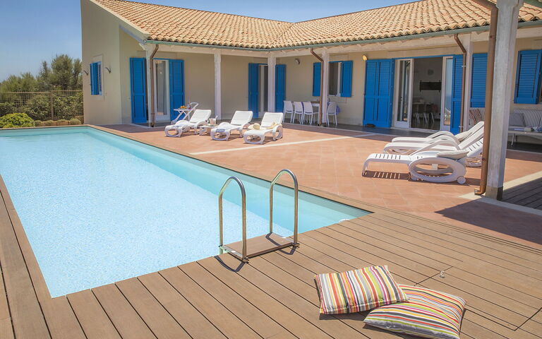 Villa Ala: slå samman, Utomhus