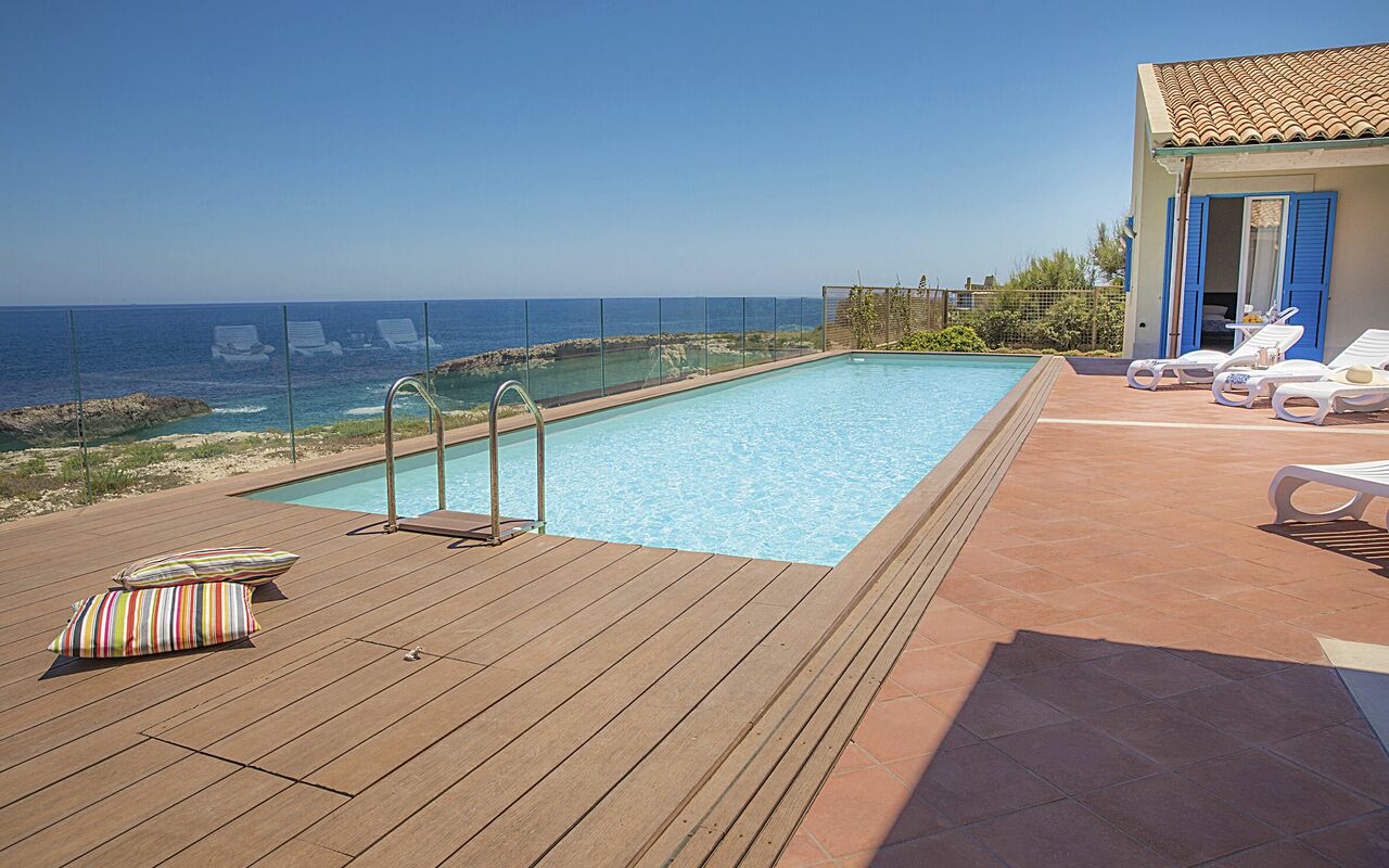 Villa Ala: slå samman, Utomhus