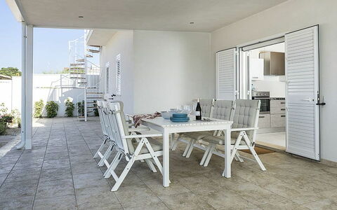 Semesterboende Sirena: Exteriör, Utomhus