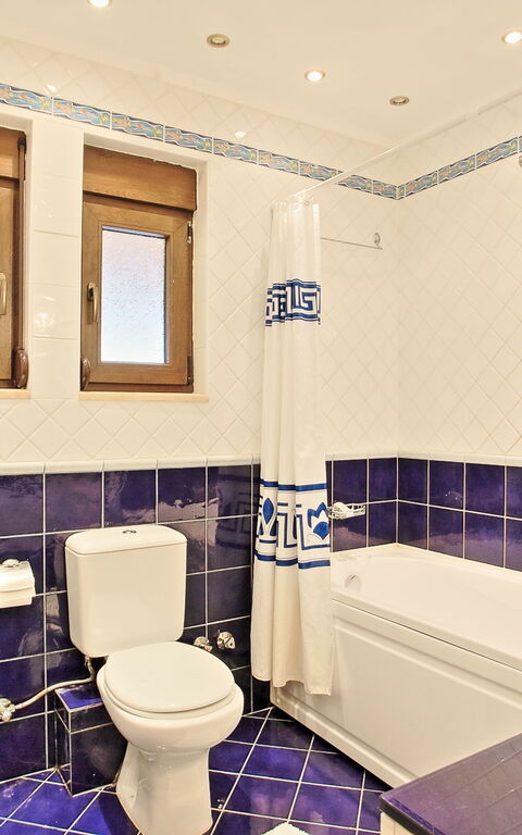 Acharavi Beach Villa: Badrum