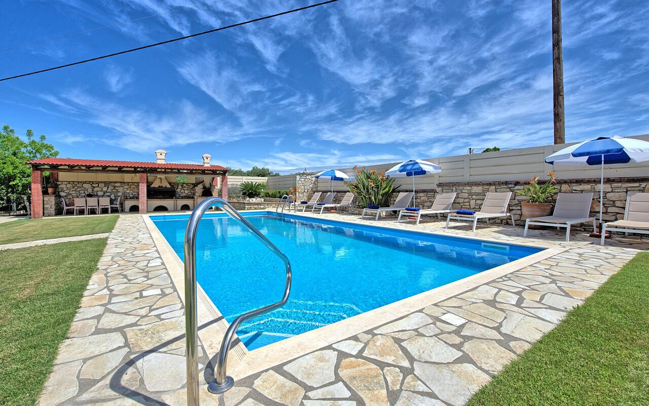 Acharavi Beach Villa: slå samman, Sommar, Trädgård, Utomhus