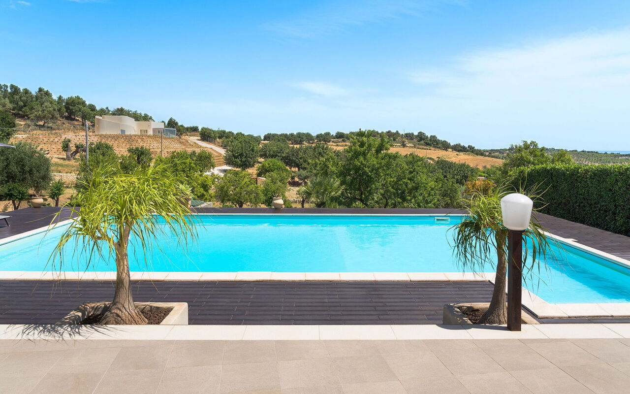 Villa Mara: slå samman, Utomhus