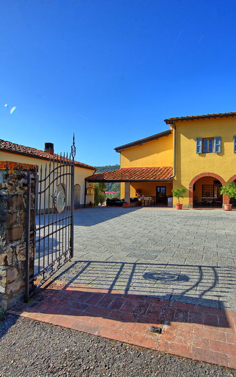 Casalta: Exteriör, Utomhus