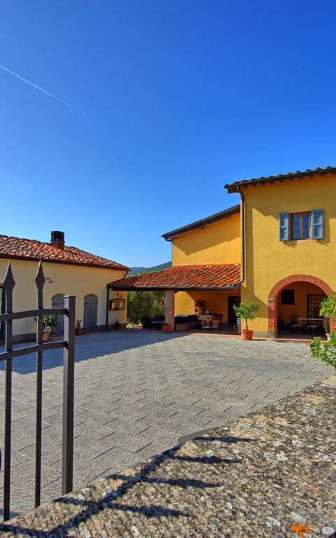 Casalta: Exteriör, Utomhus