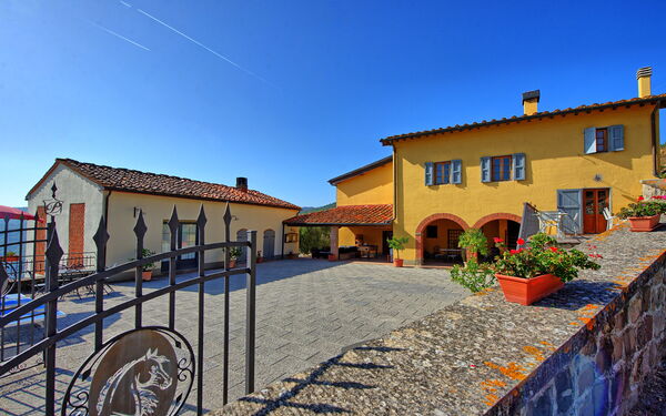 Casalta: Exteriör, Utomhus