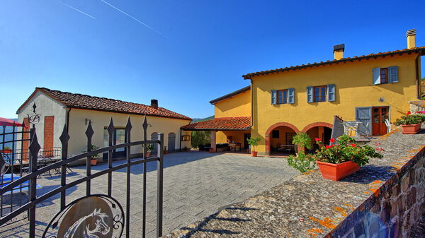 Casalta: Exteriör, Utomhus