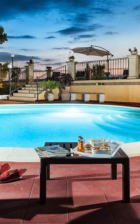 Villa Carolina: slå samman, Utomhus