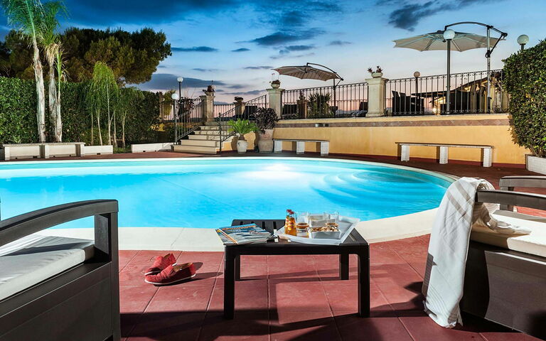 Villa Carolina: slå samman, Utomhus