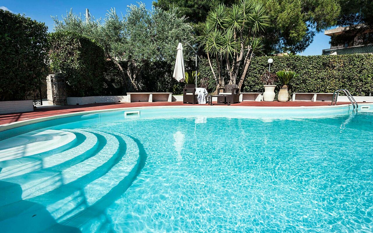 Villa Carolina: slå samman, Utomhus