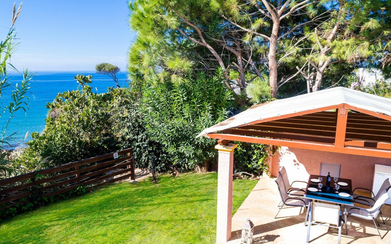Beachfront Villa Rania: Balkong / terrass / uteplats, Trädgård, Utomhus