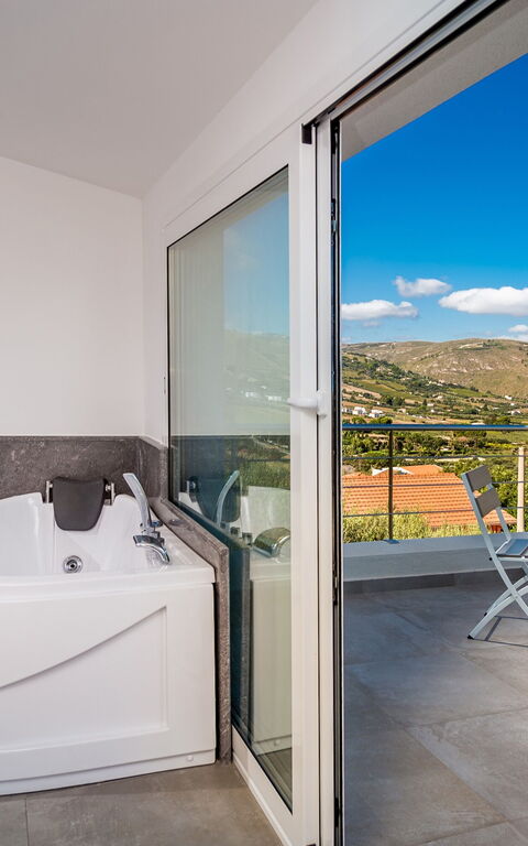 Villa Scire: badkar, Balkong / terrass / uteplats, Utomhus