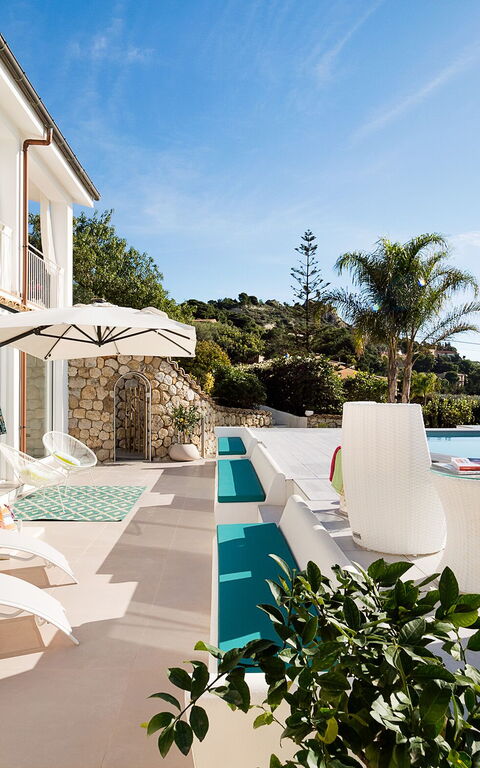 Villa Pales: slå samman, Utomhus