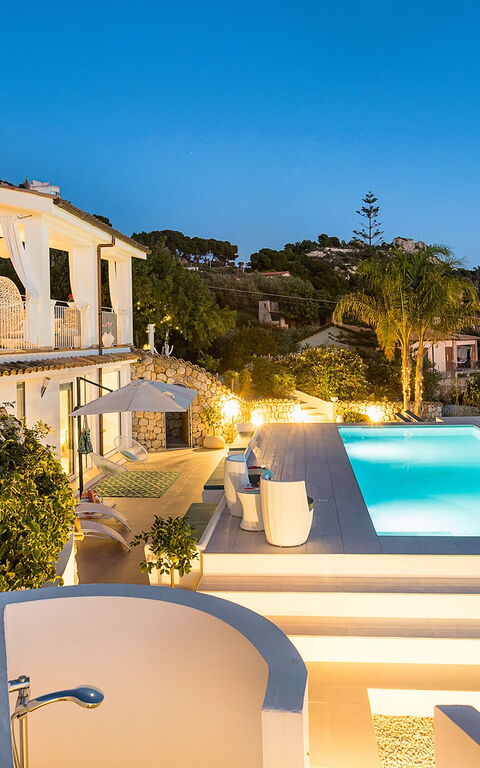 Villa Pales: slå samman, Utomhus