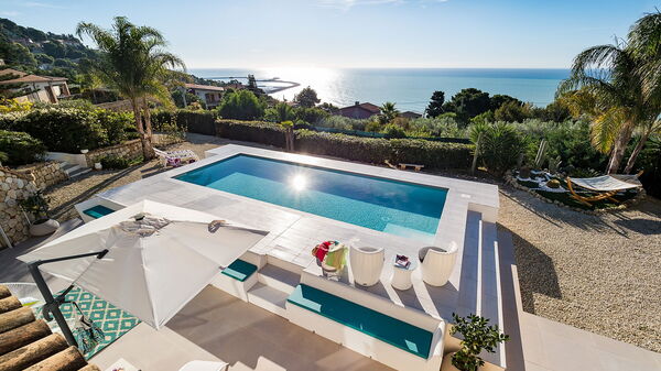 Villa Pales: slå samman, Visningar