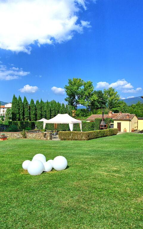 Santa Flora: Trädgård, Utomhus