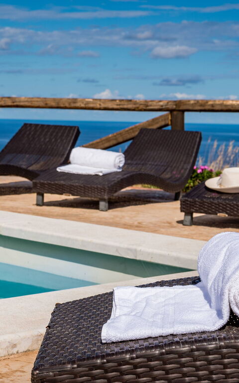 Villa Livreri: slå samman, Utomhus