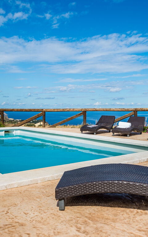 Villa Livreri: slå samman, Utomhus