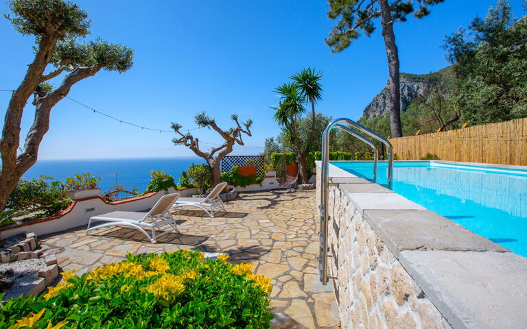 Villa Marianna: Exteriör, slå samman, Utomhus, Visningar