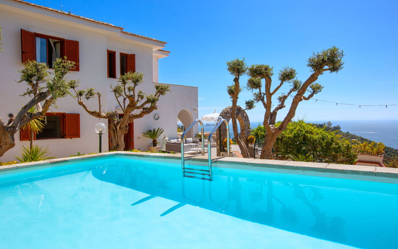 Villa Marianna: Exteriör, slå samman, Utomhus, Visningar