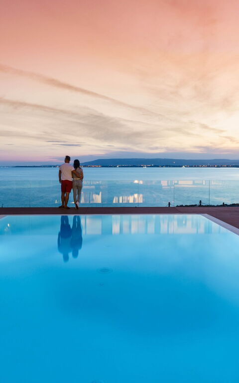 Villa Angelina: slå samman, Visningar