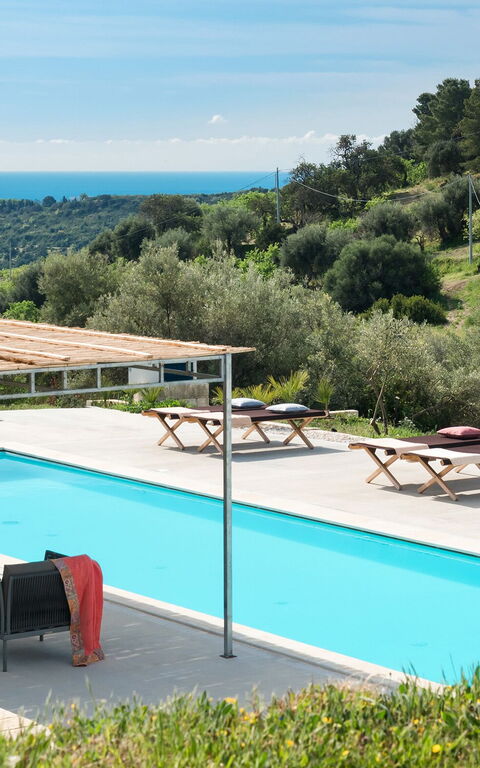 Villa Contra: slå samman, Utomhus